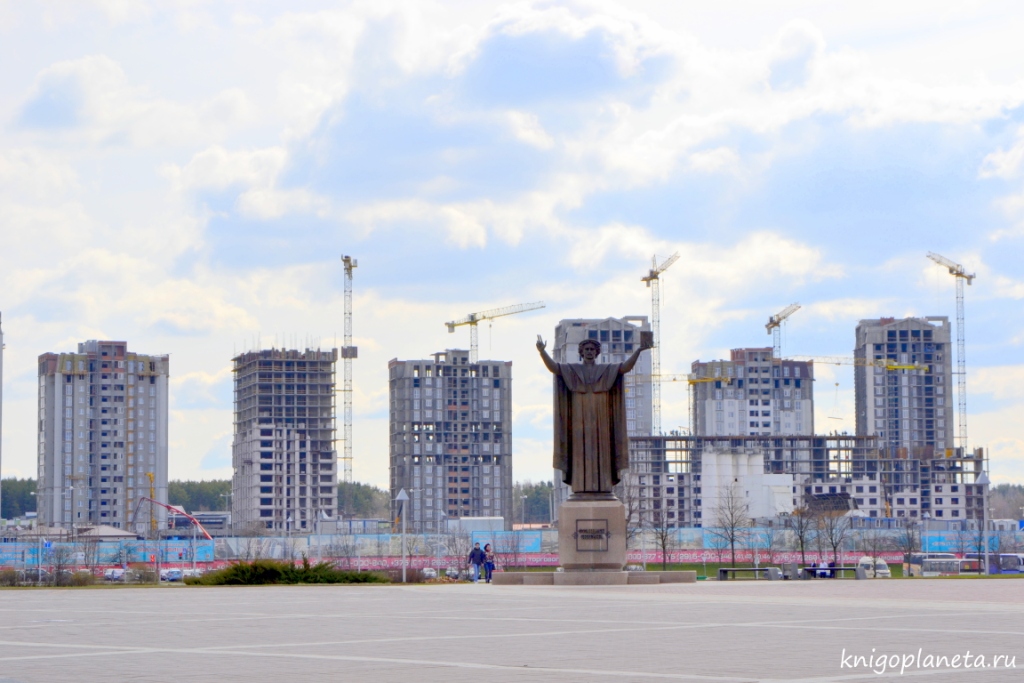 кто стоит перед национальной библиотекой Беларуси